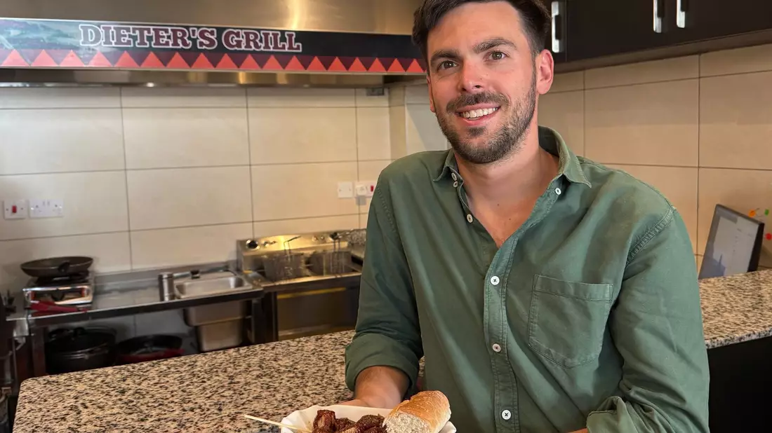 Vor knapp einem Jahr eröffnete Fabian Förster «Dieters Grill», ein kleines Imbissrestaurant in Nairobi. - Bild: Eva Krafczyk/dpa