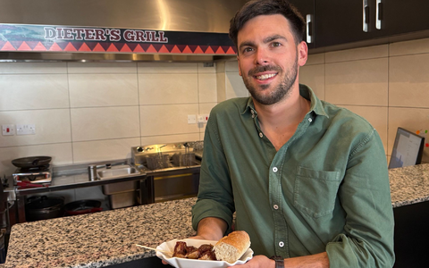 Vor knapp einem Jahr eröffnete Fabian Förster «Dieters Grill», ein kleines Imbissrestaurant in Nairobi. - Foto: Eva Krafczyk/dpa