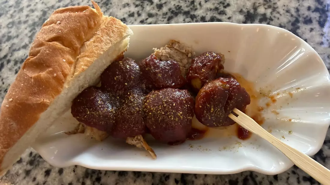 Currywurst ist in Kenia bisher unbekannt gewesen. - Bild: Eva Krafczyk/dpa