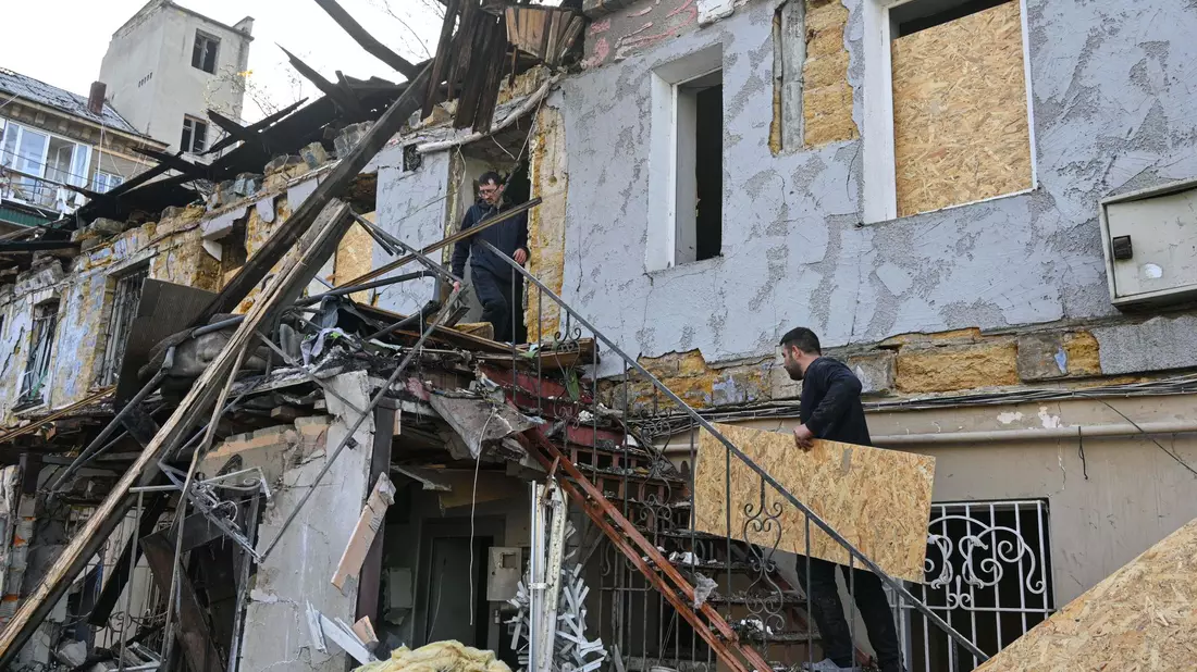 Immer wieder trifft es Wohnhäuser in Odessa - hier bei einem russischen Angriff vor wenigen Tagen. (Archivbild) - Bild: Michael Shtekel/AP/dpa