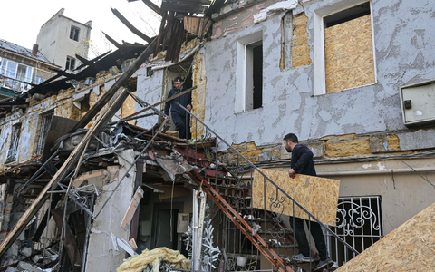 Immer wieder trifft es Wohnhäuser in Odessa - hier bei einem russischen Angriff vor wenigen Tagen. (Archivbild) - Foto: Michael Shtekel/AP/dpa