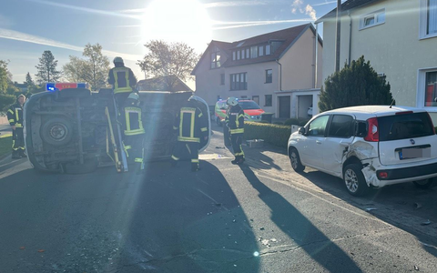 POL-HX: Drei Insassen nach Kollision leicht verletzt - Foto: presseportal.de