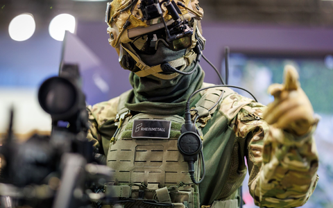 Die Gladius genannte Kampfausrüstung von Rheinmetall auf der Nürnberger Sicherheitstechnik-Messe Enforce Tac 2025. Ähnlich sieht die nun bestellte Bundeswehr-Ausrüstung aus. (Archivbild) - Foto: Daniel Karmann/dpa