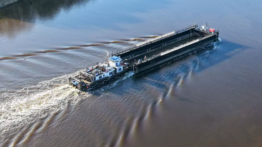 Der für den Transport des Buckelwals vor Poel gedachte Lastkahn passiert den Nord-Ostsee-Kanal. - Bild: Bodo Marks/dpa