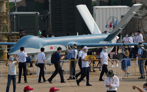 Die Länder haben 2025 erneut mehr Geld für militärische Ausrüstung wie Drohnen ausgegeben. (Illustration) - Foto: Ng Han Guan/AP/dpa