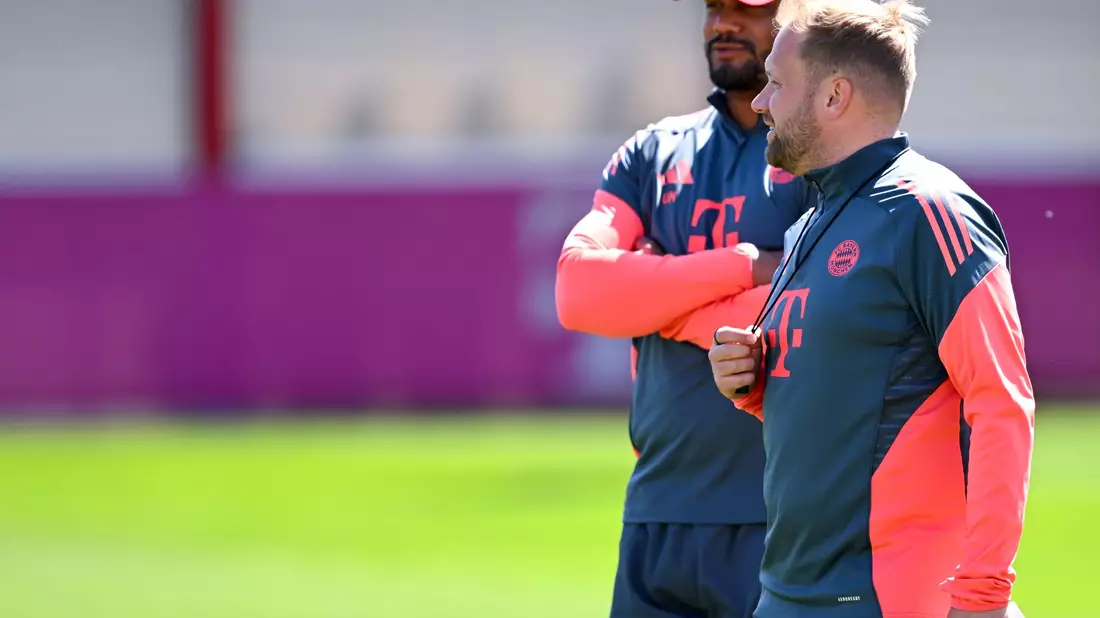 Rollentausch in Paris: Assistent Aaron Danks (r) wird den gesperrten Chefcoach Vincent Kompany am Spielfeldrand vertreten. - Bild: Sven Hoppe/dpa