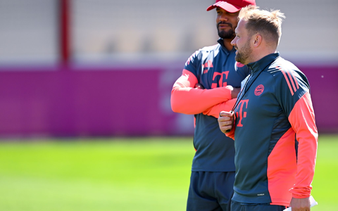 Rollentausch in Paris: Assistent Aaron Danks (r) wird den gesperrten Chefcoach Vincent Kompany am Spielfeldrand vertreten. - Foto: Sven Hoppe/dpa