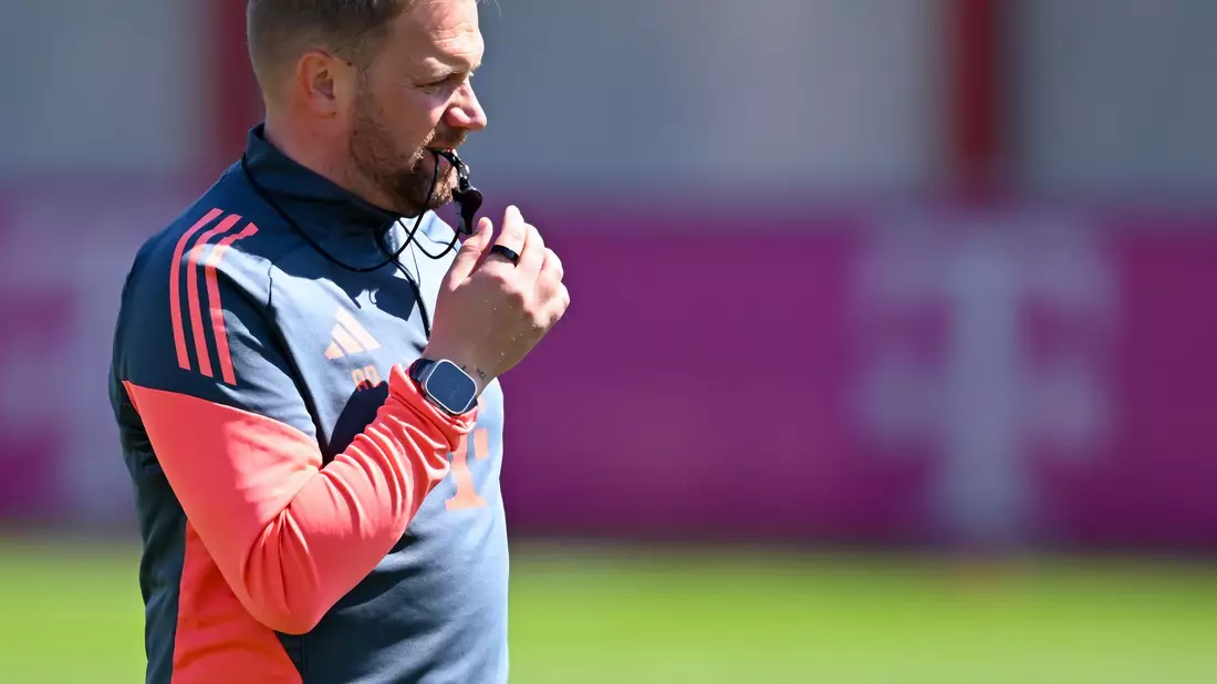 Kompany-Vertreter Danks gab energische Kommandos beim Abschlusstraining. - Bild: Sven Hoppe/dpa