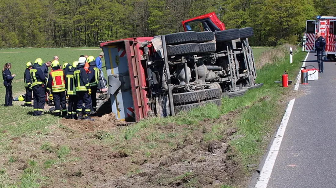 POL-DN: Lkw auf der L246 umgekippt - Fahrer verletzt - Bild: presseportal.de