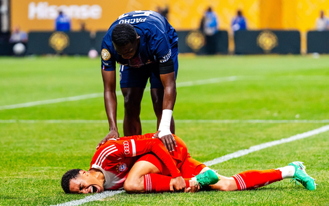 Der Schockmoment: Jamal Musiala liegt bei der Club-WM schwer verletzt auf dem Rasen. (Archivbild) - Foto: Malachi Gabriel/ZUMA Press Wire/dpa