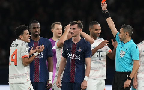 Aufreger beim 2:1 der Münchner in der Ligaphase in Paris: Der zweifache Torschütze Luis Díaz sieht die Rote Karte. (Archivbild) - Foto: Thibault Camus/AP/dpa