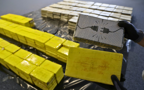 POL-HH: 260427-5. Zoll und Polizei stellen 690 Kilo Kokain zwischen Holzpellets sicher, Firmeninhaber wurde festgenommen - Foto: presseportal.de