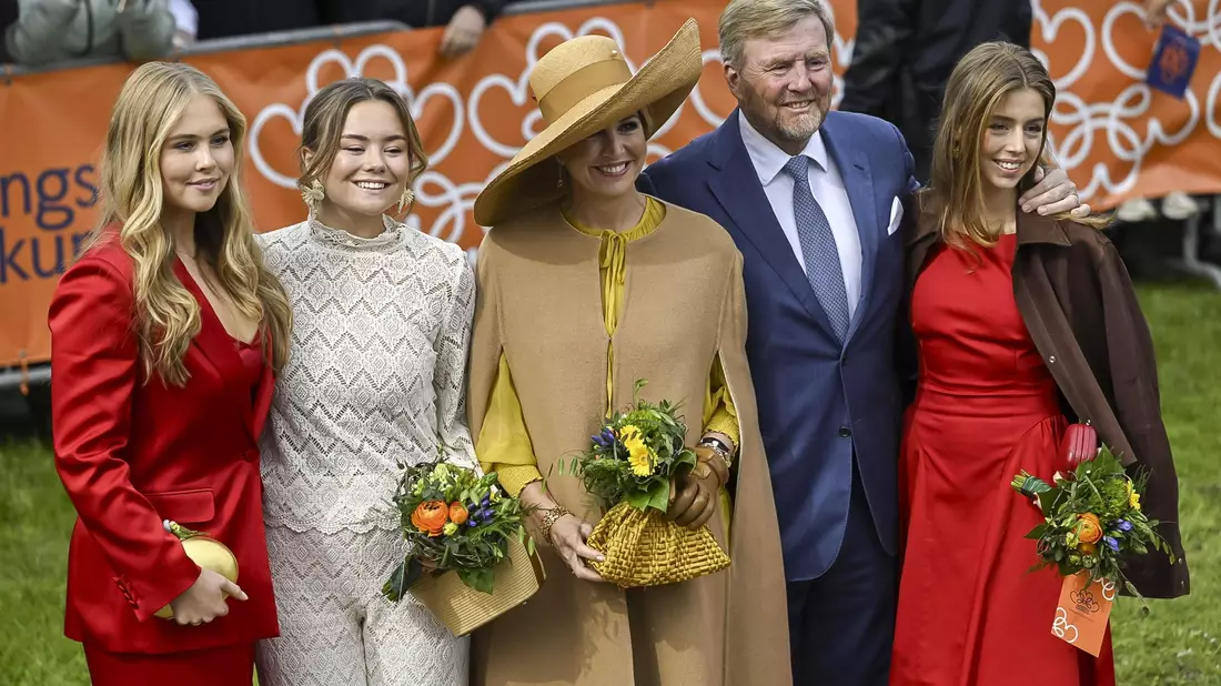 Prinzessin Amalia, Prinzessin Ariane, Königin Máxima, König Willem-Alexander und Prinzessin Alexia (von links) posieren bei den Feierlichkeiten zum Königstag für ein Foto.  - Bild: Jilmer Postma/ANP/dpa