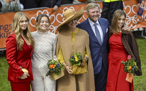 Prinzessin Amalia, Prinzessin Ariane, Königin Máxima, König Willem-Alexander und Prinzessin Alexia (von links) posieren bei den Feierlichkeiten zum Königstag für ein Foto.  - Foto: Jilmer Postma/ANP/dpa