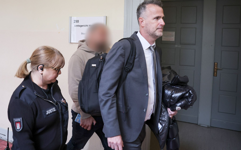 Der Zeuge (Mitte des Bildes) wird von seinem Anwalt (rechts im Bild) in den Gerichtssaal begleitet. - Foto: Christian Charisius/dpa