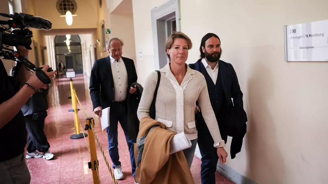 Christina Block auf dem Weg in den Gerichtssaal. - Bild: Christian Charisius/dpa