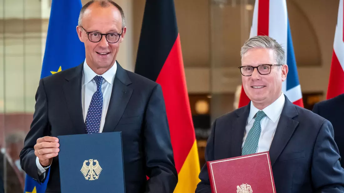 Bundeskanzler Friedrich Merz (l.) und Premierminister Keir Starmer unterzeichneten den Kensington-Vertrag. (Archivbild) - Bild: Michael Kappeler/dpa