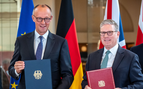 Bundeskanzler Friedrich Merz (l.) und Premierminister Keir Starmer unterzeichneten den Kensington-Vertrag. (Archivbild) - Foto: Michael Kappeler/dpa