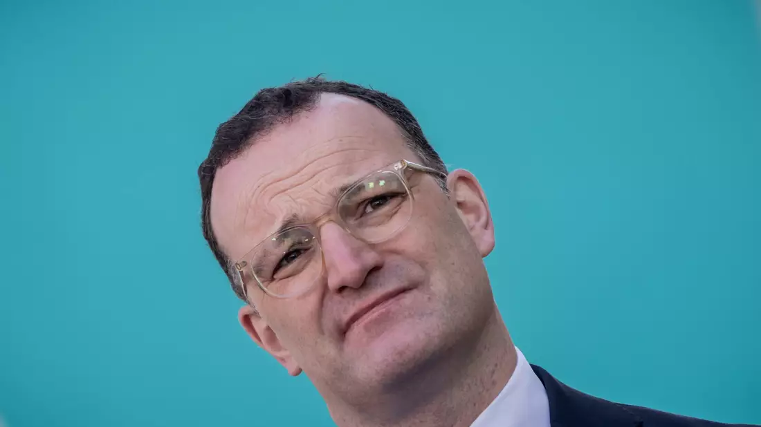 Für Fraktionschef Jens Spahn kommt eine Verschiebung des Sparpakets für die Krankenversicherung nicht in Frage. - Bild: Michael Kappeler/dpa