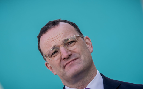 Für Fraktionschef Jens Spahn kommt eine Verschiebung des Sparpakets für die Krankenversicherung nicht in Frage. - Foto: Michael Kappeler/dpa