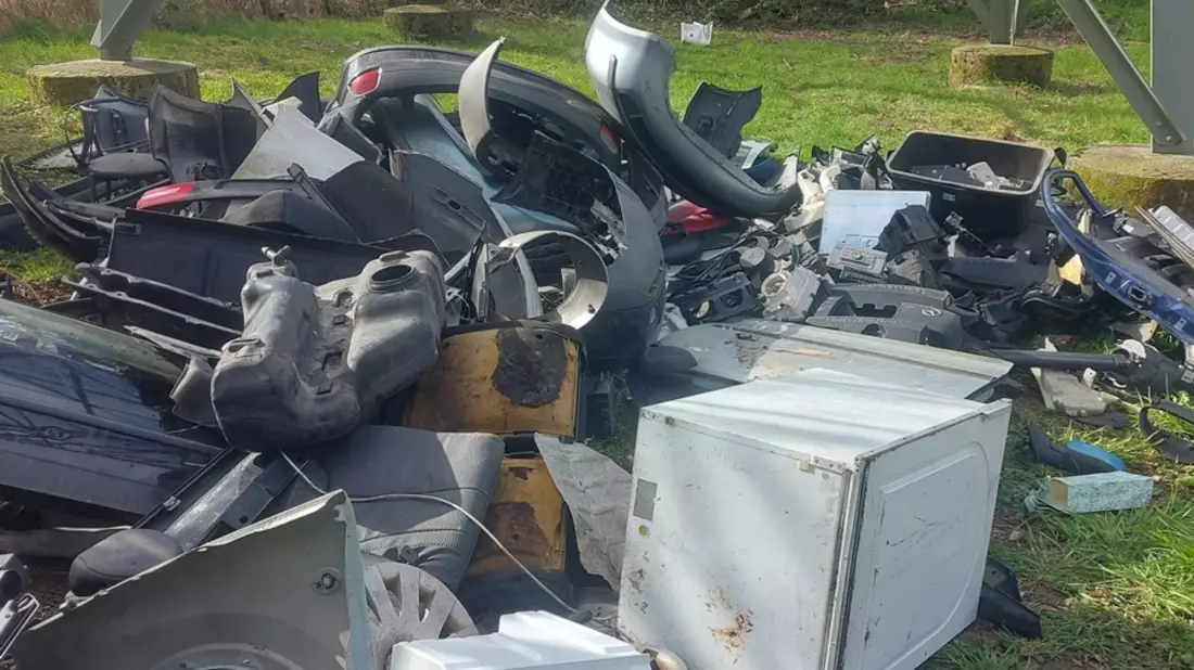 POL-K: 260427-3-K/LEV Zeugensuche: Illegale Müllentsorgung - Autoteile, Öle und Kühlschrank in die Natur geworfen - Bild: presseportal.de