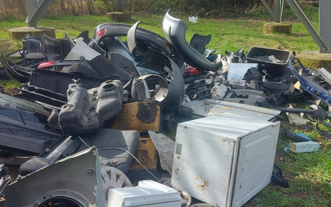 POL-K: 260427-3-K/LEV Zeugensuche: Illegale Müllentsorgung - Autoteile, Öle und Kühlschrank in die Natur geworfen - Foto: presseportal.de