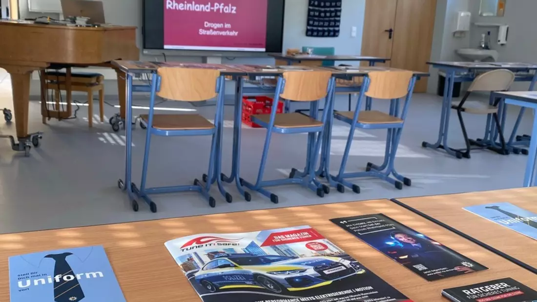 POL-PILEK: Prävention im Fokus: Die Polizei Lauterecken klärt Schülerinnen und Schüler über Alkohol und Drogen im Straßenverkehr auf - Bild: presseportal.de