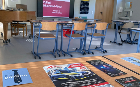 POL-PILEK: Prävention im Fokus: Die Polizei Lauterecken klärt Schülerinnen und Schüler über Alkohol und Drogen im Straßenverkehr auf - Foto: presseportal.de