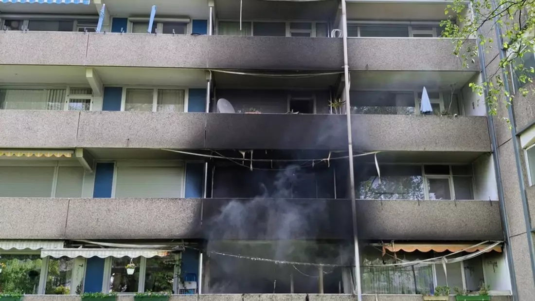 FW-BN: Wohnungsbrand in Bonn-Auerberg - Brandwohnung vollständig ausgebrannt - drei weitere Wohneinheiten durch Brandrauch vorübergehend nicht bewohnbar - Bild: presseportal.de