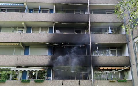 FW-BN: Wohnungsbrand in Bonn-Auerberg - Brandwohnung vollständig ausgebrannt - drei weitere Wohneinheiten durch Brandrauch vorübergehend nicht bewohnbar - Foto: presseportal.de