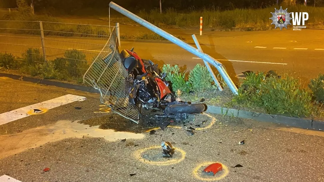 POL-PDKL: Motorradfahrer kracht gegen Ampelanlage - Bild: presseportal.de