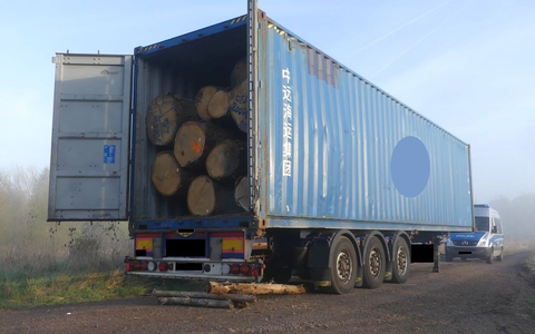 POL-OH: Zu schwer und falsch beladen - Sattelzug mit Eichenstämmen konnte Holzlagerplatz nicht verlassen - Foto: presseportal.de