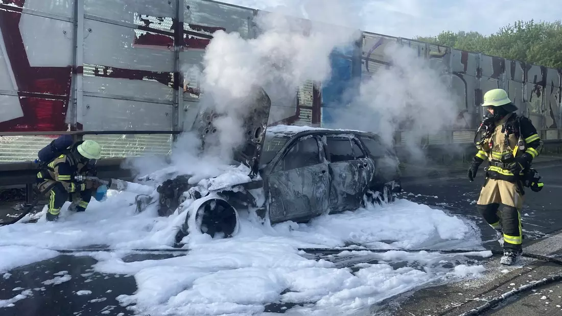 FW-SG: Rauchsäule weist Einsatzkräften den Weg, PKW-Brand auf der BAB 46 glimpflich ausgegangen - Bild: presseportal.de