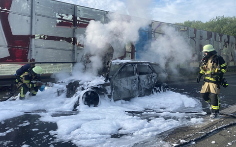 FW-SG: Rauchsäule weist Einsatzkräften den Weg, PKW-Brand auf der BAB 46 glimpflich ausgegangen - Foto: presseportal.de