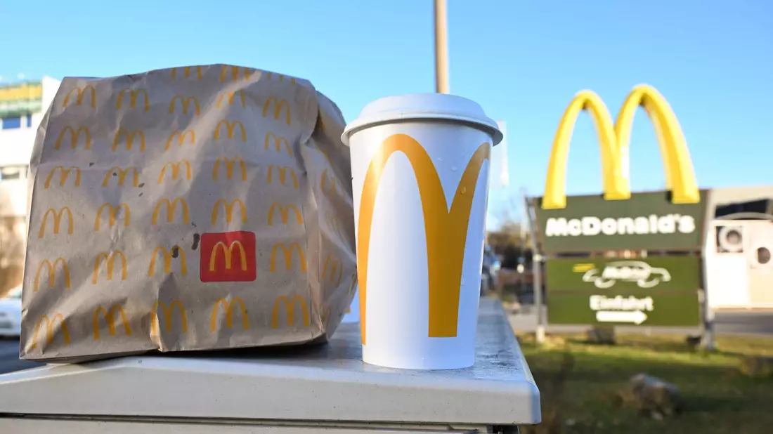 Die Deutsche Umwelthilfe verklagt die Burgerkette McDonald's mit dem Vorwurf des «Greenwashing». (Archiv) - Bild: Bernd Weißbrod/dpa