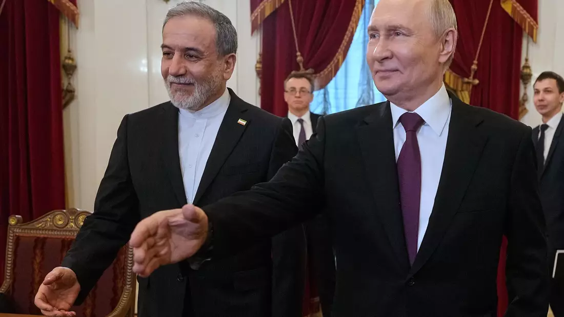 Der russische Präsident Wladimir Putin, rechts, und der iranische Außenminister Abbas Araghtschi sprachen in Moskau über den Iran-Krieg - Bild: Dmitri Lovetsky/Pool AP/AP/dpa