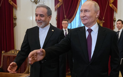 Der russische Präsident Wladimir Putin, rechts, und der iranische Außenminister Abbas Araghtschi sprachen in Moskau über den Iran-Krieg - Foto: Dmitri Lovetsky/Pool AP/AP/dpa