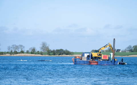 Am Dienstag soll der Abtransport des Buckelwals starten. - Foto: Philip Dulian/dpa
