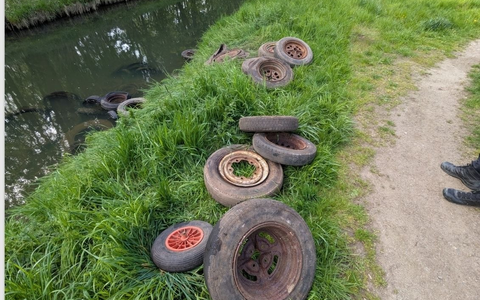 POL-OS: Melle: 100 Altreifen in der Else und am Ufer entsorgt - Polizei sucht Zeugen - Foto: presseportal.de
