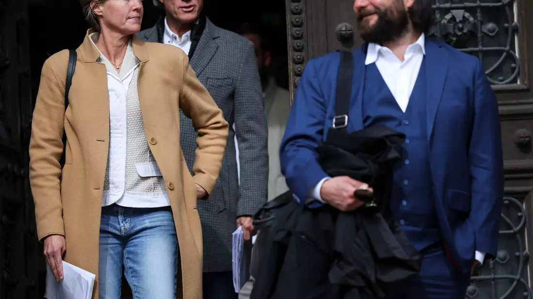 Christina Block, ihr Anwalt Ingo Bott (rechts), und Gerhard Delling. Rund 100 Verhandlungstage sind im Block-Prozess geplant. - Bild: Christian Charisius/dpa