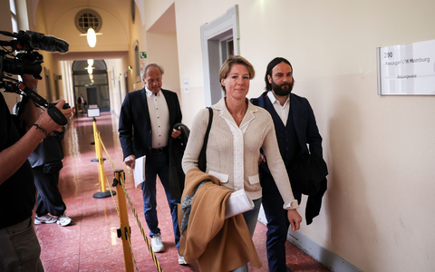 Christina Block auf dem Weg in den Gerichtssaal, rechts ihr Anwalt Ingo Bott, links Gerhard Delling. - Foto: Christian Charisius/dpa