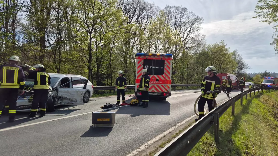 FW Südheide: Schwerer Verkehrsunfall auf der Weyhäuser Straße bei Unterlüß - Bild: presseportal.de