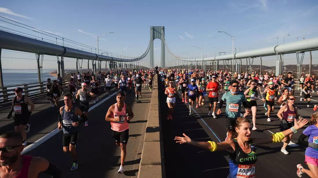 Läufer überqueren die Verrazzano Narrows Bridge beim New York City Marathon (Archivbild). - Bild: Heather Khalifa/FR172147 AP/AP/dpa