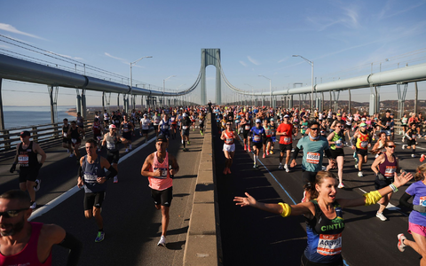 Läufer überqueren die Verrazzano Narrows Bridge beim New York City Marathon (Archivbild). - Foto: Heather Khalifa/FR172147 AP/AP/dpa
