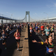 Läufer überqueren die Verrazzano Narrows Bridge beim New York City Marathon (Archivbild). - Foto: Heather Khalifa/FR172147 AP/AP/dpa