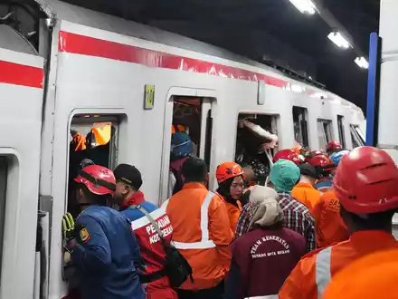 Rettungskräfte suchen nach der Zugkollision nach Opfern. - Foto: Ahmad Ibrahim/AP/dpa