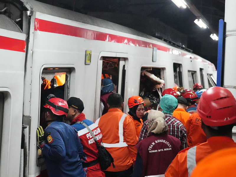 Rettungskräfte suchen nach der Zugkollision nach Opfern. - Foto: Ahmad Ibrahim/AP/dpa