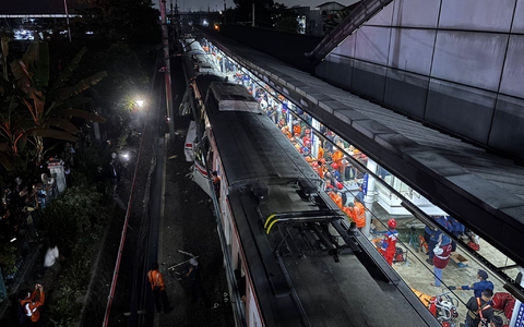 Mehrere Waggons wurden bei der Kollision beschädigt. - Foto: Ahmad Ibrahim/AP/dpa