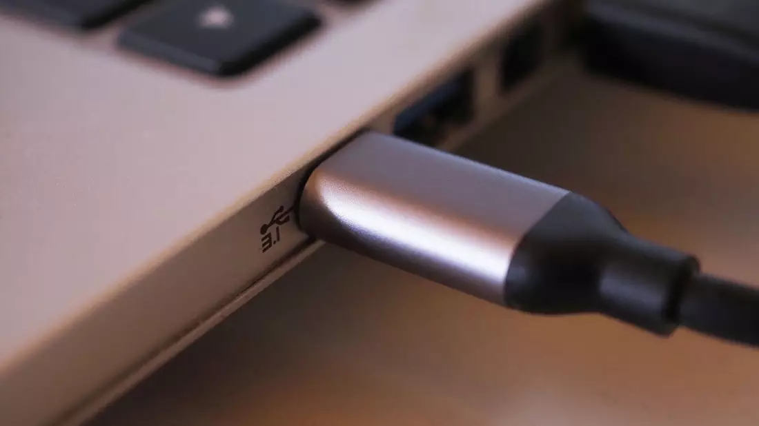 Bei neuen Laptops muss künftig in der EU ein USB-C-Kabel zum Aufladen anschließbar sein. - Bild: Georg Hilgemann/dpa
