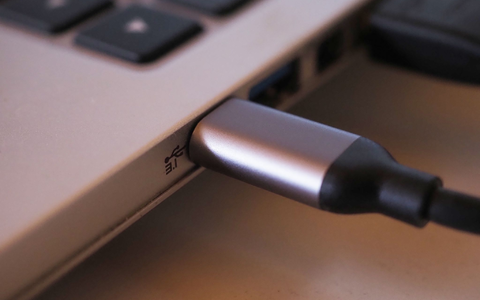 Bei neuen Laptops muss künftig in der EU ein USB-C-Kabel zum Aufladen anschließbar sein. - Foto: Georg Hilgemann/dpa